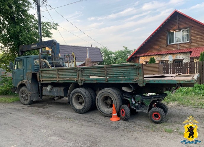 Двое несовершеннолетних попали в больницу после столкновения с фурой
