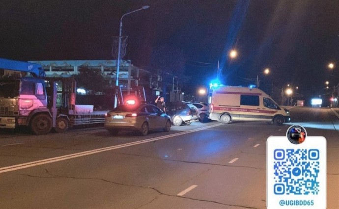 Toyota Corolla влетела в припаркованный грузовик в Южно-Сахалинске, пострадал водитель
