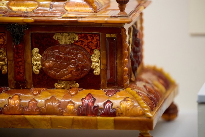 Драгоценности из Янтарной комнаты Царского Села представили на выставке «Сокровища императорских резиденций» в Историческом музее Драгоценности из Янтарной комнаты Царского Села представили на выставке «Сокровища императорских резиденций» в Историческом музее