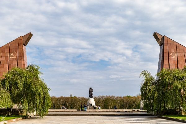 Полиция Берлина запретила георгиевские ленточки и военные песни 8—9 мая