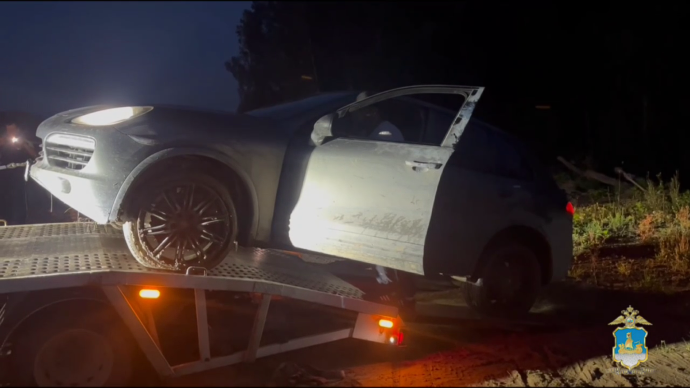 Костромской лихач на Porshe бросил двух подружек в болоте Костромской лихач на Porshe бросил двух подружек в болоте