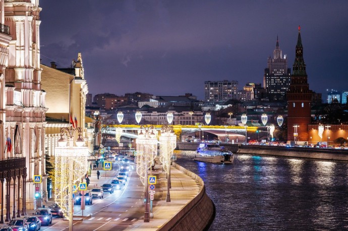 Столичные набережные украсили к новогодним и рождественским праздникам