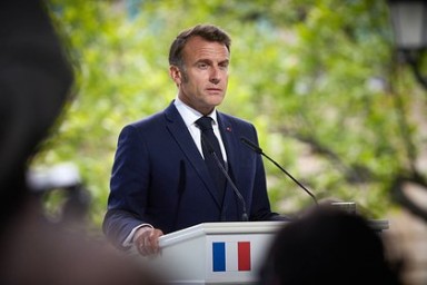 Во Франции высмеяли Макрона из-за фото на европейском саммите