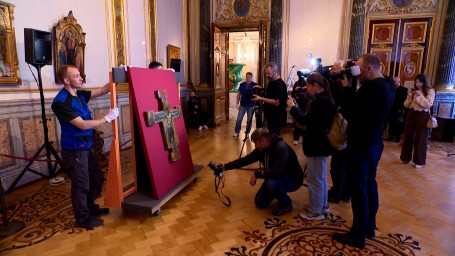 «Крест с образом распятого Христа» вернулся на постоянную экспозицию в Эрмитаже после реставрации