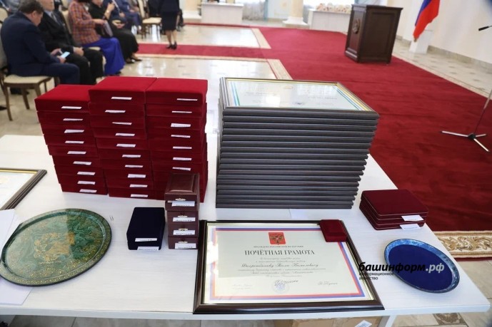 В Уфе вручили государственные награды России и Башкортостана В Уфе вручили государственные награды России и Башкортостана
