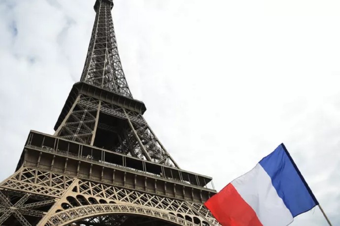 В Париже перед мечетями нашли головы свиней с надписью «Макрон»