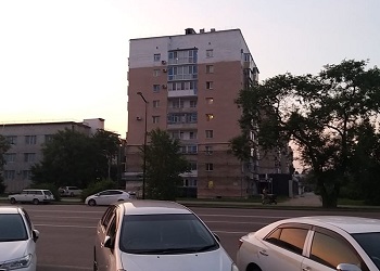 Фасад дома на 50 лет Октября продолжают преображать в Благовещенске