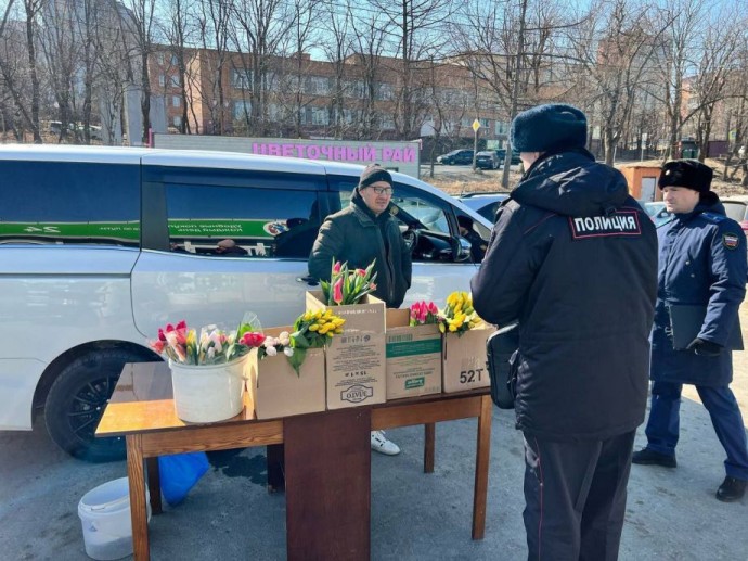 Полицейские «кошмарят» торговцев тюльпанами на улицах Владивостока