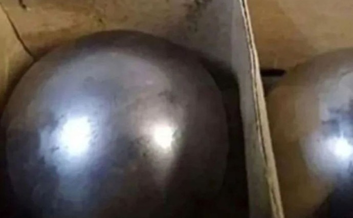 На Камчатке продают тяжелый железный шар для катания по ночам по полу На Камчатке продают тяжелый железный шар для катания по ночам по полу