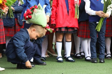 Только 28% россиян считают, что нужно дарить букеты учителям на 1 сентября
