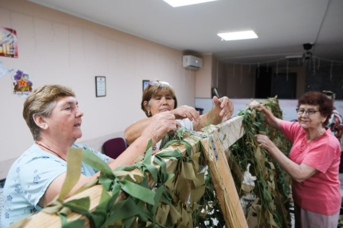 Жители поселка Верхнекалиновский плетут маскировочные сети для бойцов СВО Жители поселка Верхнекалиновский плетут маскировочные сети для бойцов СВО