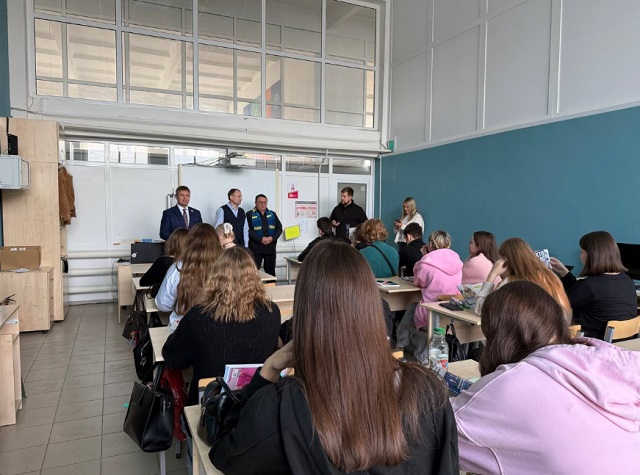 Депутаты Госсобрания РМ обсудили проблемы демографии со студентами Саранского техникума сферы услуг Депутаты Госсобрания РМ обсудили проблемы демографии со студентами Саранского техникума сферы услуг