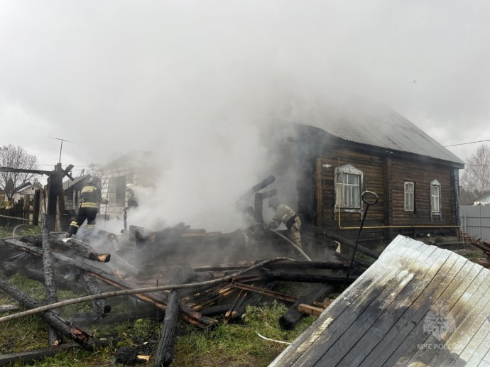 В Кирове на Лесозаводской загорелся дом В Кирове на Лесозаводской загорелся дом