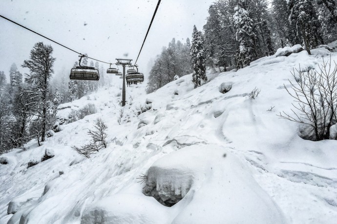 Туристы из России попали под лавину в горах Грузии