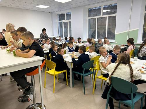 Современное школьное кафе появилось в школе ДНР, благодаря Приамурью Современное школьное кафе появилось в школе ДНР, благодаря Приамурью