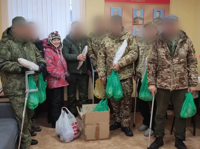 Жители Горного района Якутии отправили гумпомощь военнослужащим в Хабаровск Жители Горного района Якутии отправили гумпомощь военнослужащим в Хабаровск