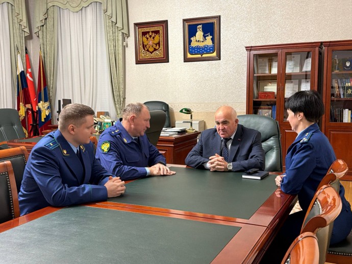 Новому молодому природоохранному прокурору поручили пристально следить за мусором в Костромской области Новому молодому природоохранному прокурору поручили пристально следить за мусором в Костромской области