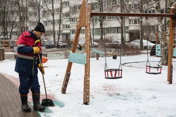 Невидимые герои города: как дворники и механизаторы создают комфорт в Петербурге Невидимые герои города: как дворники и механизаторы создают комфорт в Петербурге