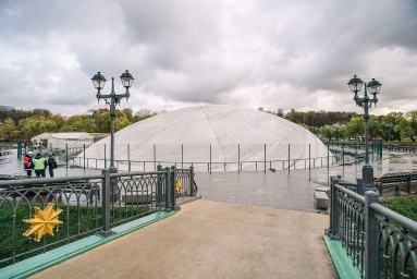 Фонтан в парке музея-заповедника «Царицыно» на зиму накрыли куполом