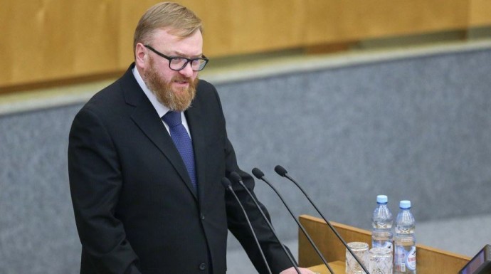 Скандально известный депутат Госдумы призвал увольнять сотрудниц за откровенные наряды