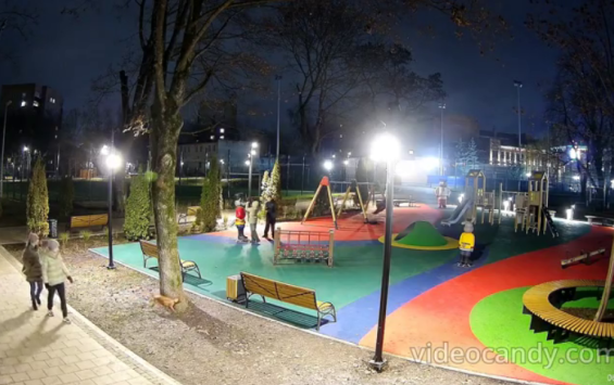 В Курске подростки сломали скульптуру в парке Пионеров и попали на камеры В Курске подростки сломали скульптуру в парке Пионеров и попали на камеры