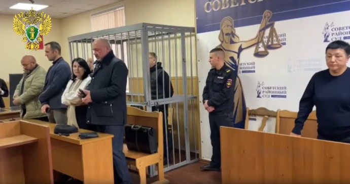 Инспекторы ГИБДД получили сроки за продажу экзаменов в Приморье