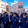 Сотрудники МЧС Петербурга прошли по Невскому проспекту в колонне «Бессмертного полка»