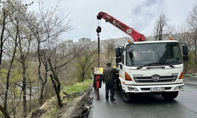 Автомобили уйдут в пропасть. Во Владивостоке асфальт и бетонные блоки сползли в кювет