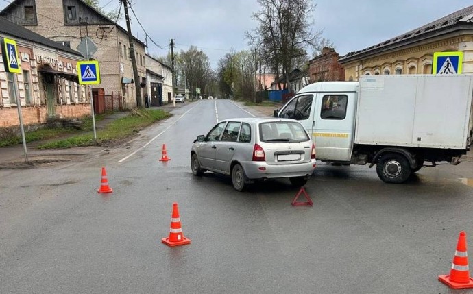 В ДТП с грузовиком в Сольцах пострадала пожилая женщина
