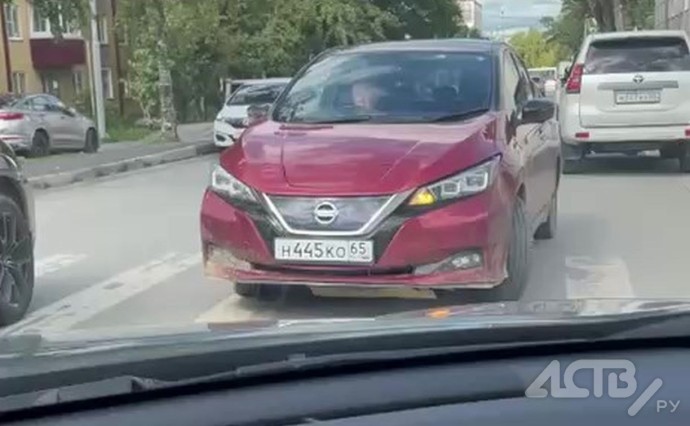 Автомобилистка в Южно-Сахалинске ехала "против шерсти", перепутав полосы