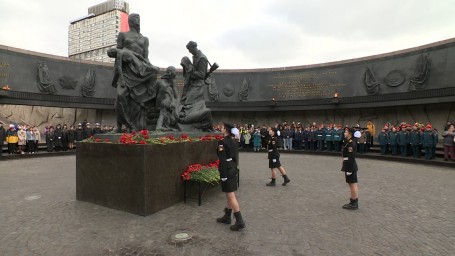 «Вахта памяти» стартовала у монумента героическим защитникам Ленинграда