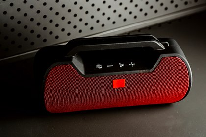 Популярная среди россиян Bluetooth-колонка загорелась во время работы Популярная среди россиян Bluetooth-колонка загорелась во время работы