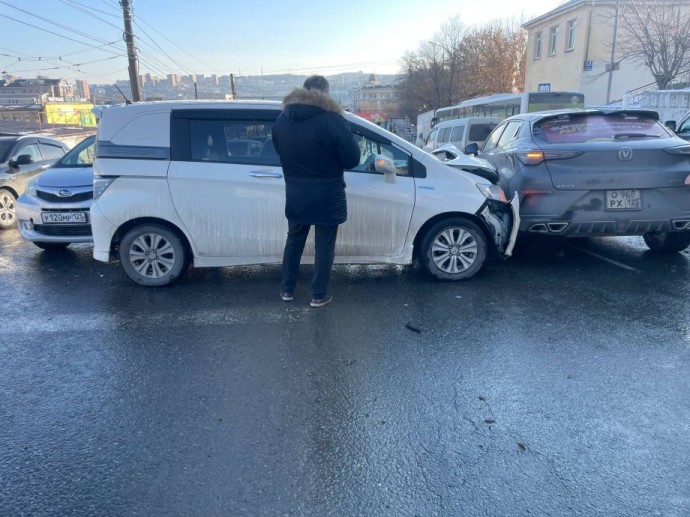 Маленький пассажир пострадал в тройном ДТП во Владивостоке Маленький пассажир пострадал в тройном ДТП во Владивостоке