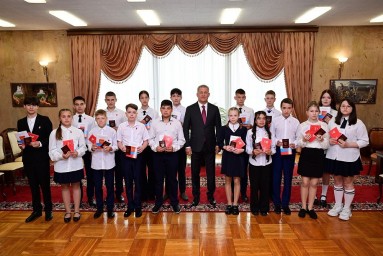 В День России Радий Хабиров вручил паспорта школьникам Башкирии