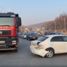 Легковушку развернуло от удара: жесткое ДТП с грузовиком произошло во Владивостоке