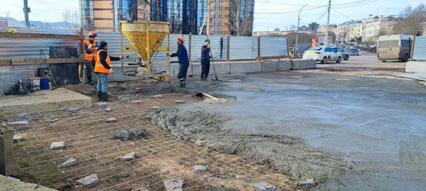 В Улан-Удэ на Шефском подъеме бетонируют участок дороги