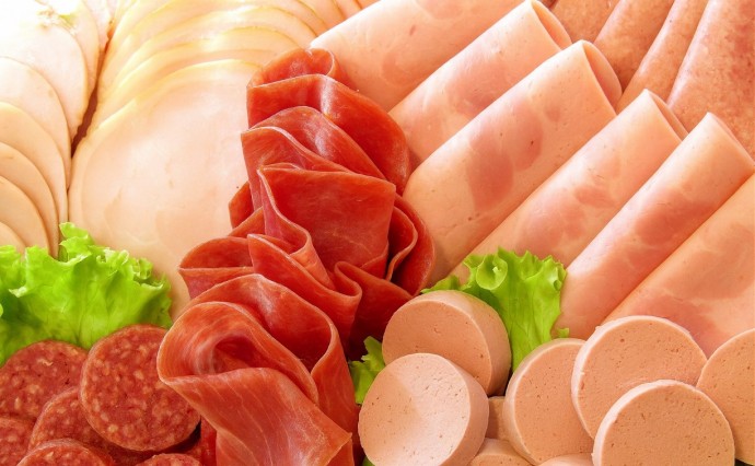 Опасное мясо на прилавках: в популярной продукции нашли бактерии и антибиотики
