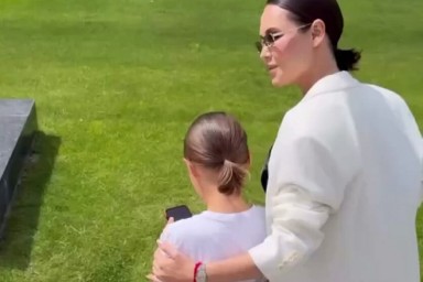 Гимнастка Ляйсан Утяшева показала редкие кадры с дочерью на прогулке в родном городе