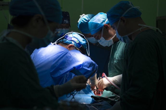 В Москве врачи больницы №15 удалили пациенту липому размером с арбуз В Москве врачи больницы №15 удалили пациенту липому размером с арбуз