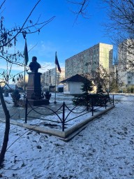 Новогодний вандализм: в Астрахани около памятника спилили елочку