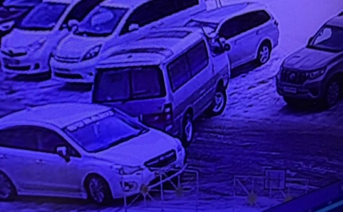 Toyota Hiace наехал на стоящий Subaru у поликлиники в Южно-Сахалинске и скрылся - поиск