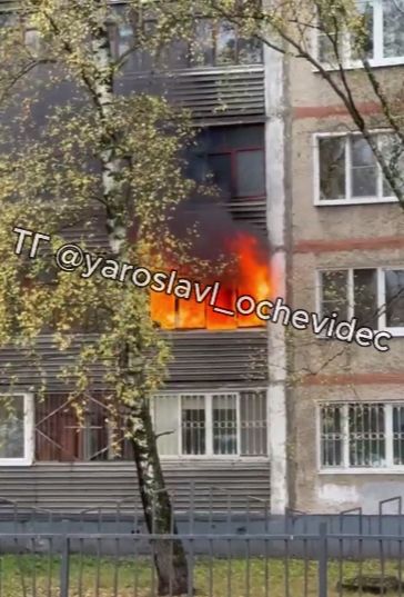 В Ярославле пожар в квартире тушили около 30 огнеборцев В Ярославле пожар в квартире тушили около 30 огнеборцев