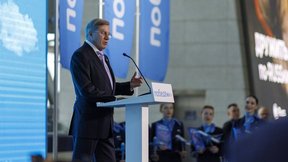 Виталий Савельев принял участие в торжественной церемонии встречи 100-миллионного пассажира авиакомпании «Победа»