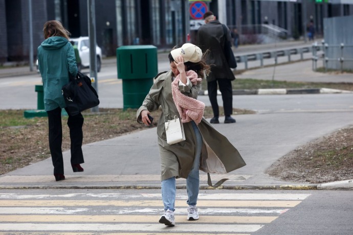 Жителей Москвы попросили быть внимательными во время сильного ветра 14 ноября Жителей Москвы попросили быть внимательными во время сильного ветра 14 ноября