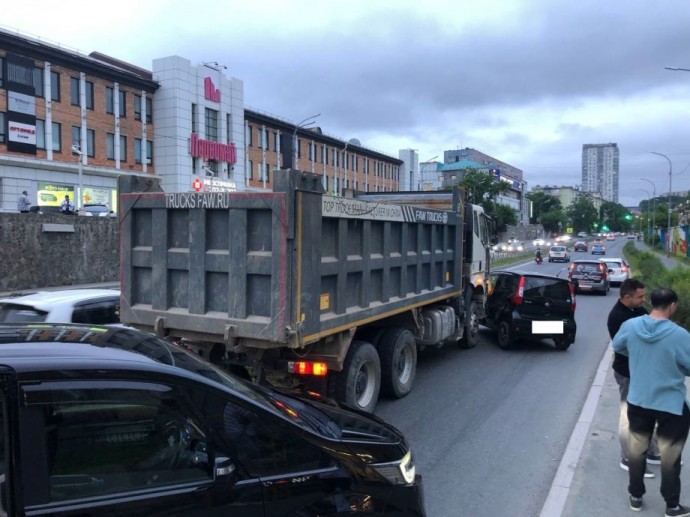 Во Владивостоке водитель самосвала протащил легковушку