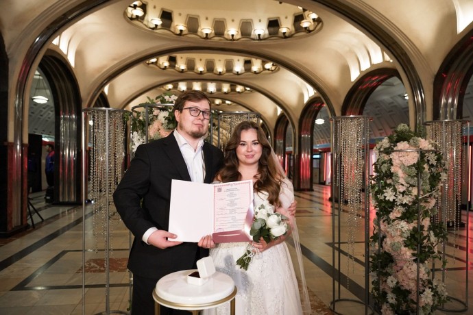 На станции метро «Маяковская» зарегистрировала брак 100-я пара