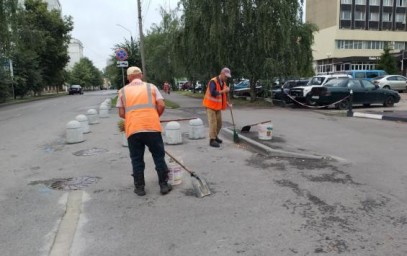 Улицы и парки Курска убирают более 100 человек и 70 единиц техники