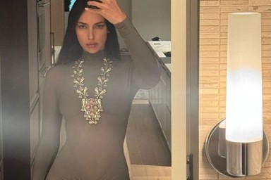 Ирина Шейк опубликовала фото в прозрачном платье