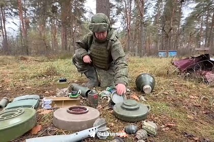 Российский командир показал нарушающую Оттавскую конвенцию мину ВСУ в Курской области Российский командир показал нарушающую Оттавскую конвенцию мину ВСУ в Курской области