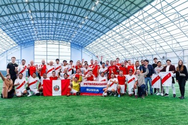 Футбольные болельщики из Карелии сыграли за Россию в Санкт-Петербурге с перуанцами